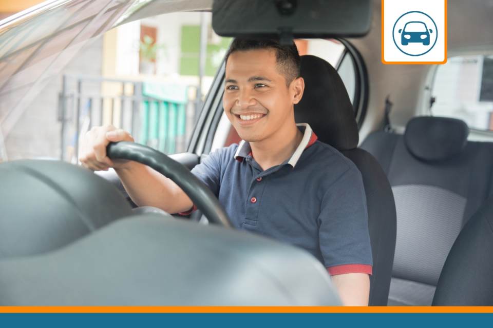 jeune conducteur qui assure une voiture puissante