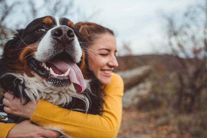 chien et propriétaire dans la nature