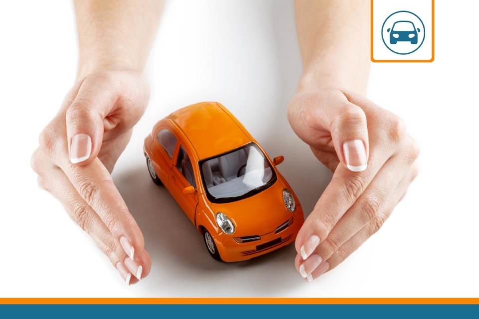 mains qui protègent une voiture comme les garanties de l'assurance auto