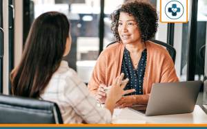 Employeur et employé qui discutent de la décision unilatérale de l'employeur