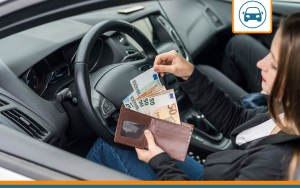 conductrice avec des euros pour payer le prix de son assurance auto