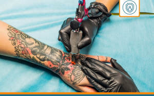 tatoueur entrain d'exercer et ayant une assurance rc pro